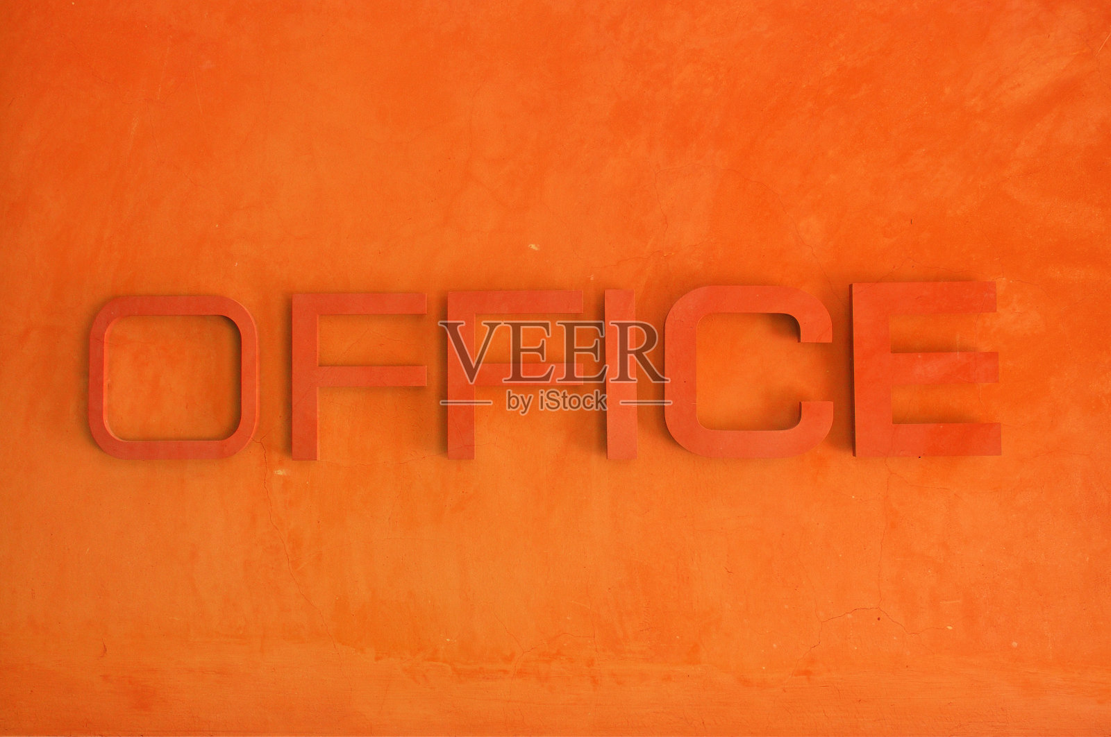 红色垃圾水泥墙上的办公室文字标志照片摄影图片