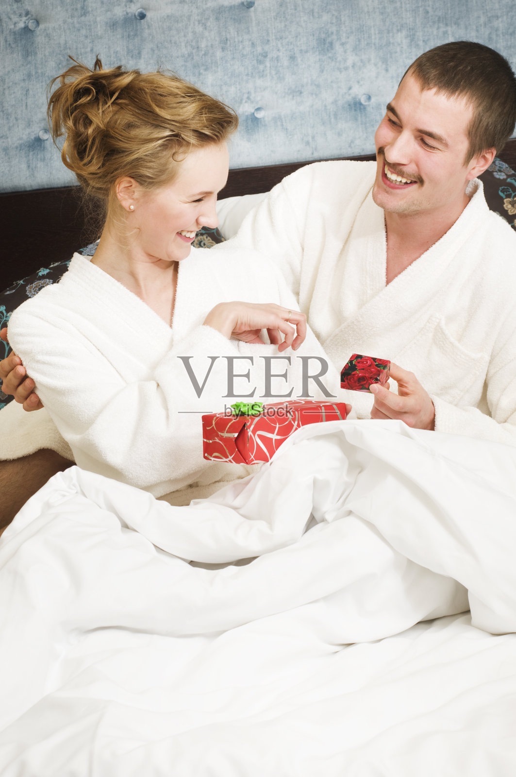 庆祝年轻夫妇照片摄影图片