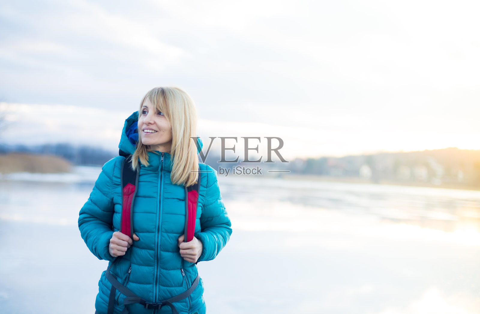 女人徒步在阳光明媚的冬日在山上照片摄影图片