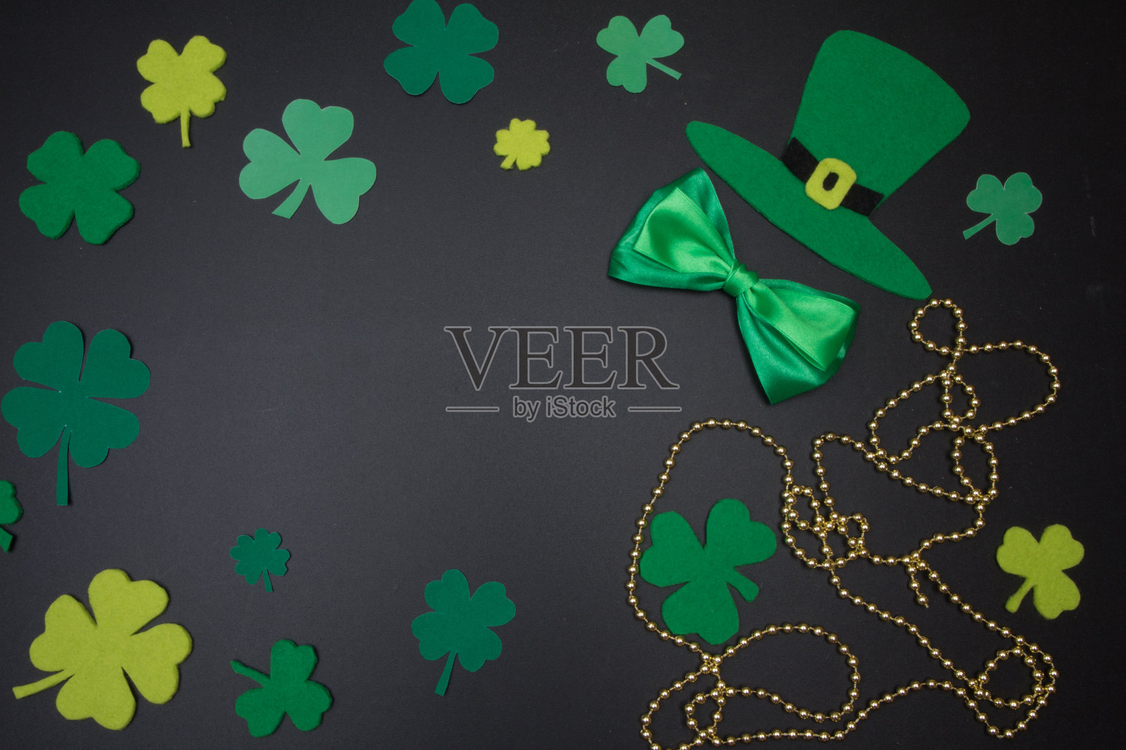 圣帕特里克节手工制作的绿帽子，蝴蝶结，三叶草叶子照片摄影图片