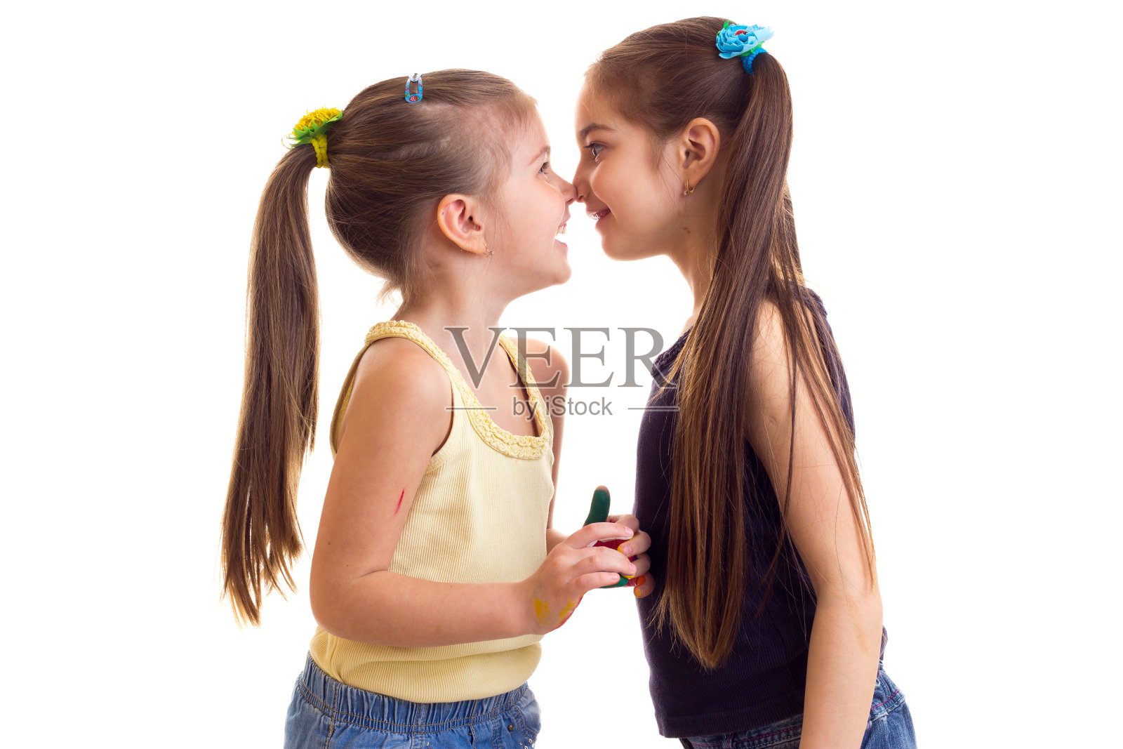 小女孩的手是彩色的照片摄影图片