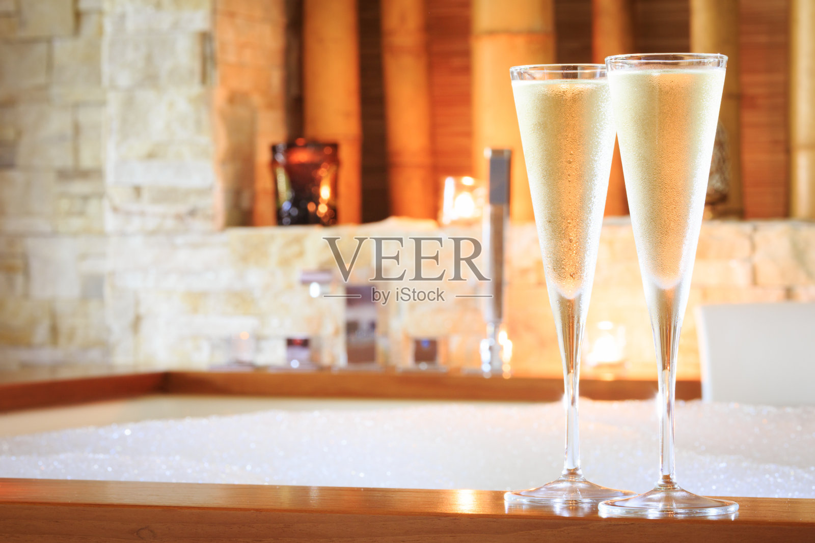 热水浴缸旁的香槟酒杯，情人节背景，浪漫概念照片摄影图片