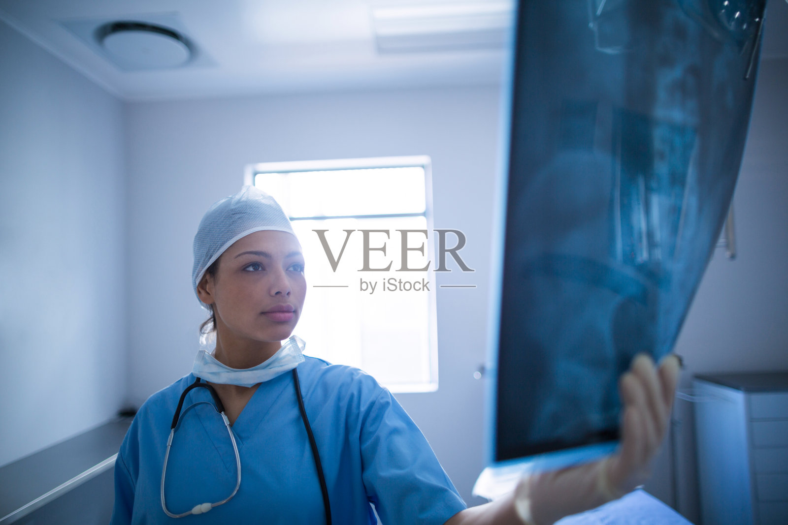 女性外科医生检查x光片照片摄影图片