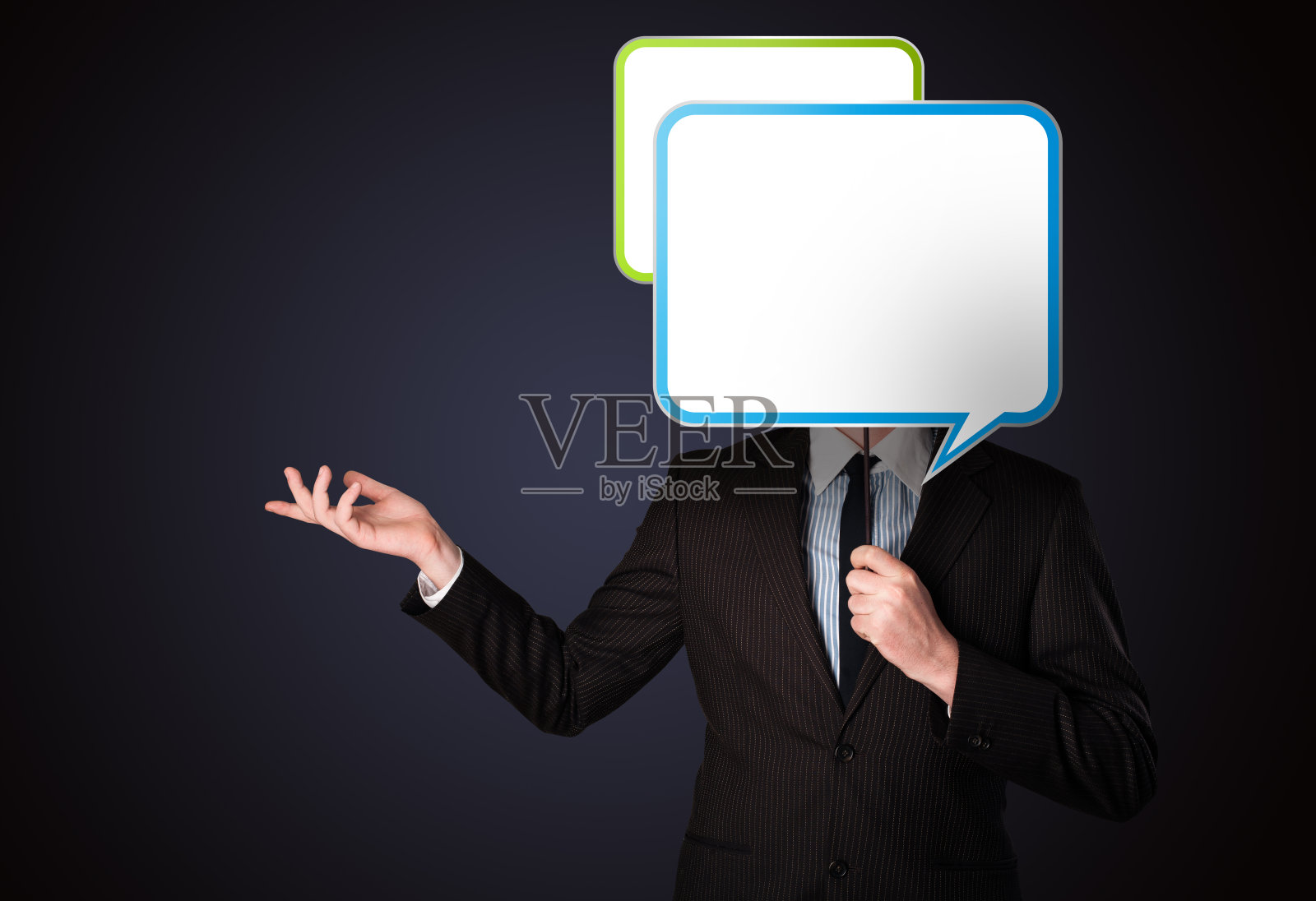 一个商人把一张画报举在面前照片摄影图片