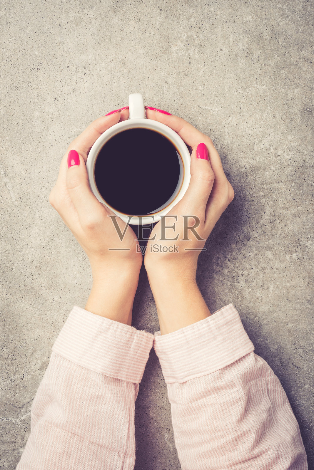 手持咖啡杯的女人照片摄影图片