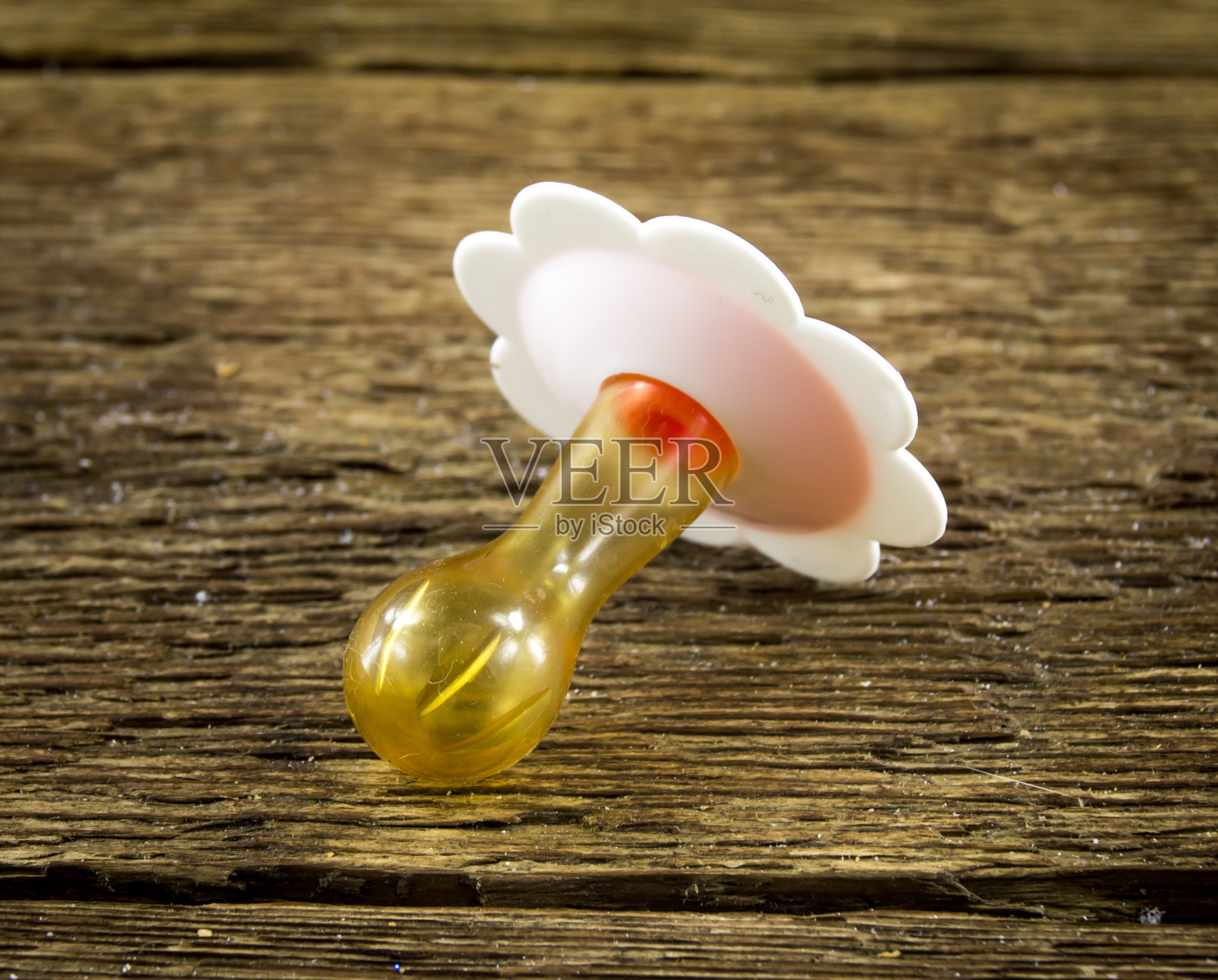 木制背景上的奶嘴照片摄影图片