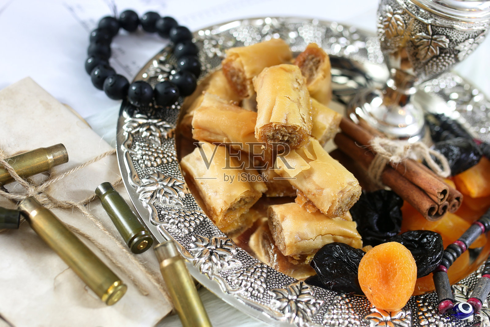 餐桌上放着东方甜点，银盘里放着果仁蜜和罗望子照片摄影图片