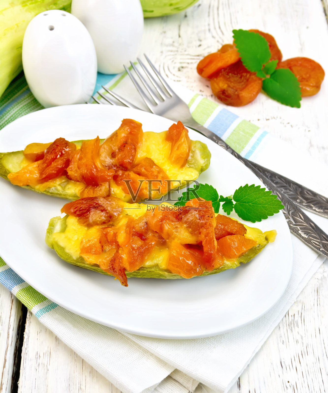 香辣小胡瓜配杏干，放在轻板上照片摄影图片