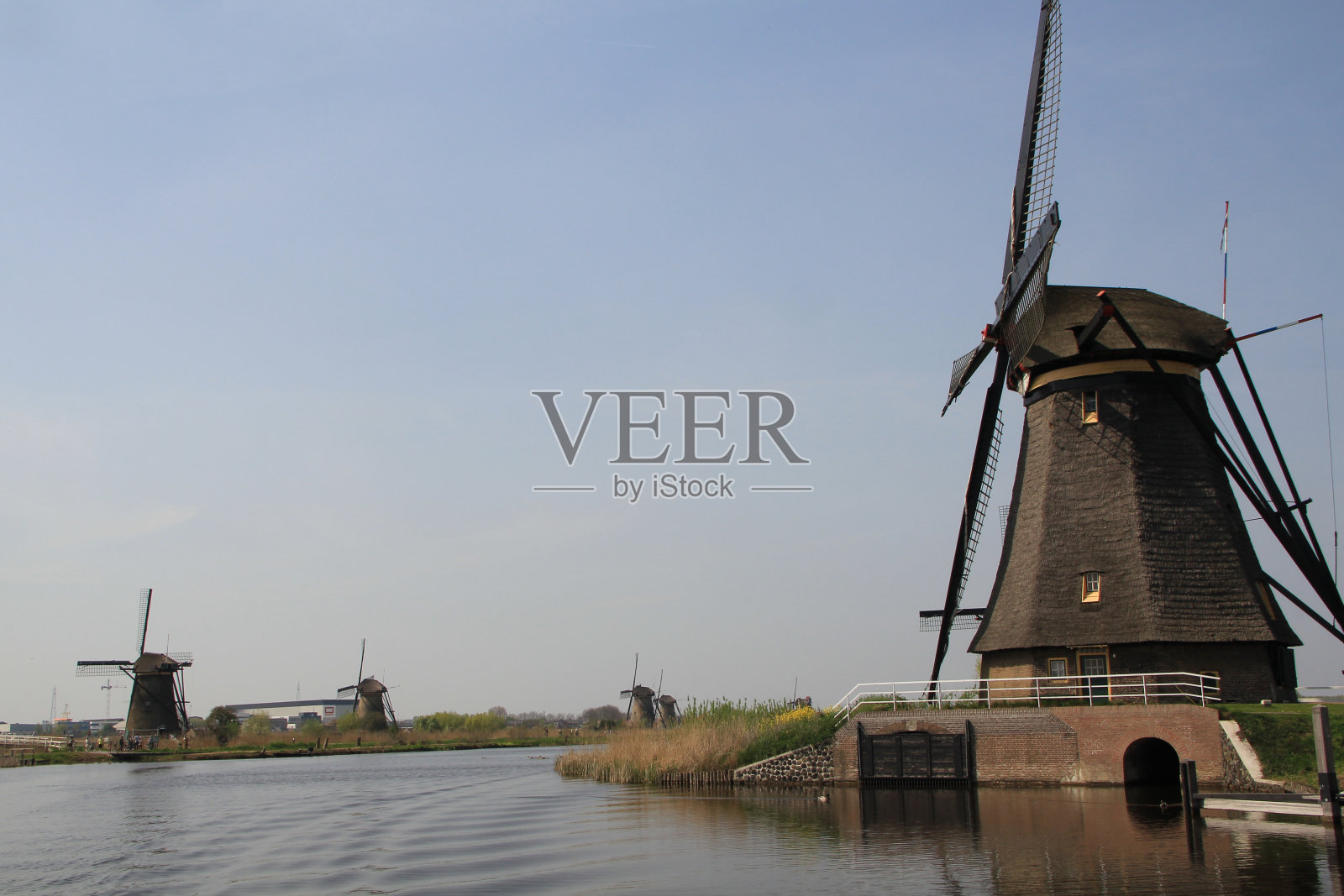 运河岸边的风车。照片摄影图片