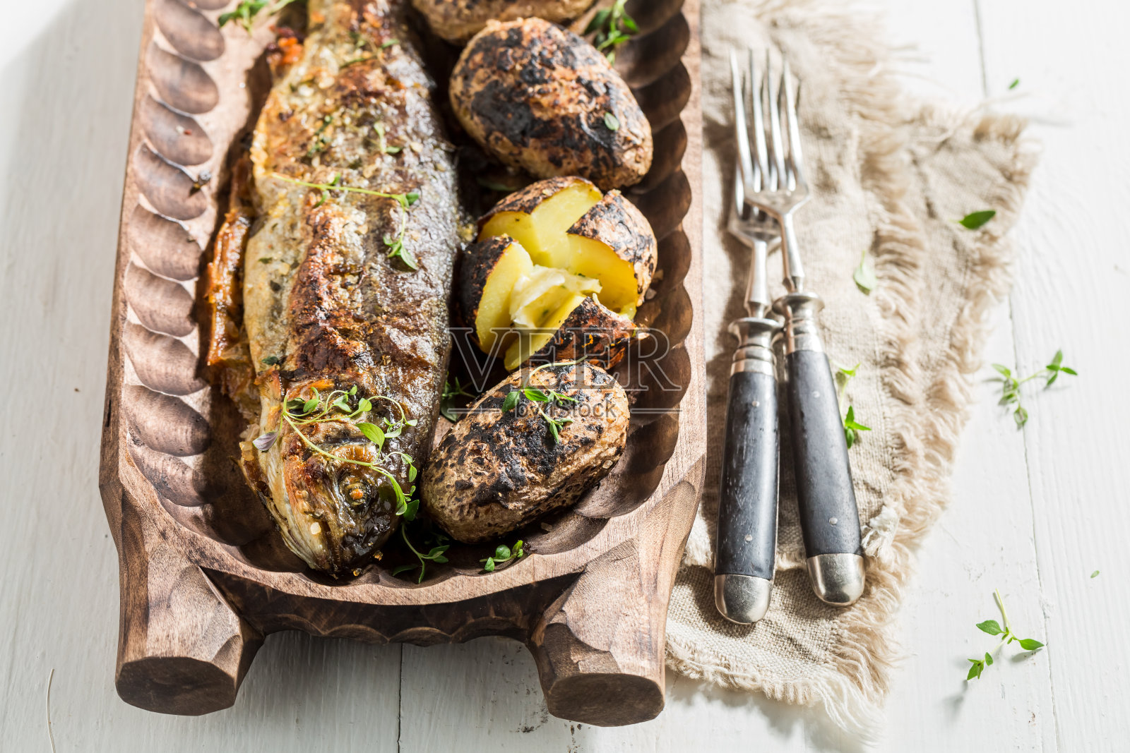 烤鳟鱼与土豆和黄油的特写照片摄影图片
