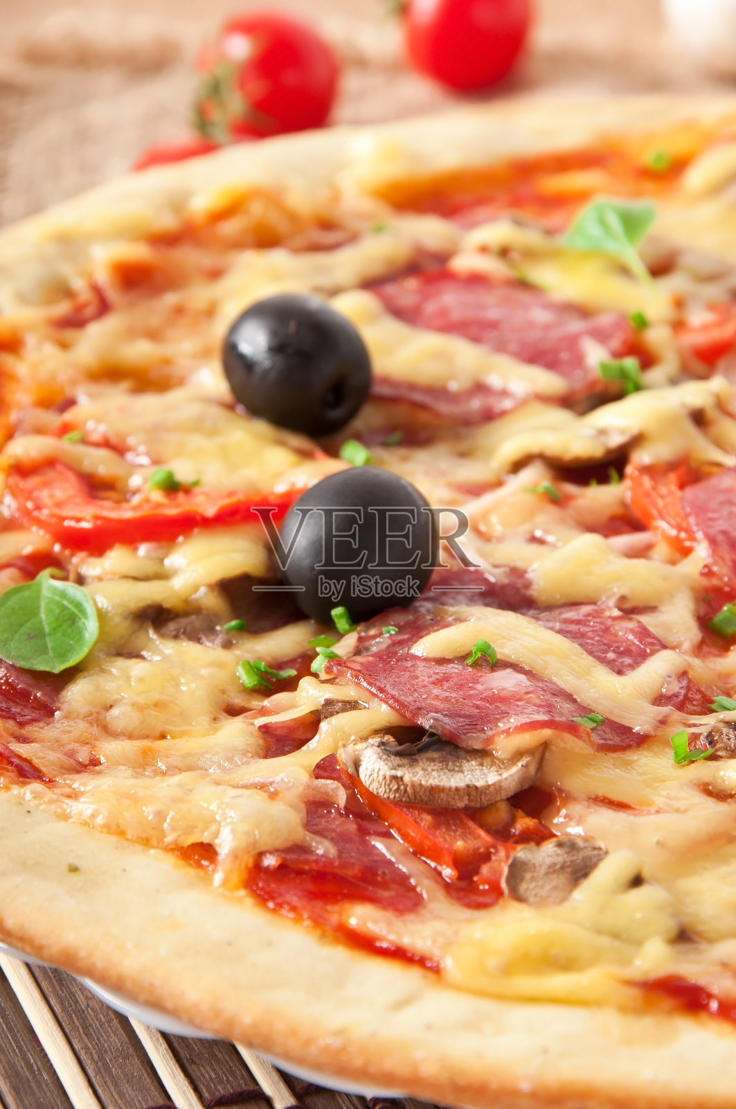 意大利腊肠、番茄和蘑菇披萨照片摄影图片