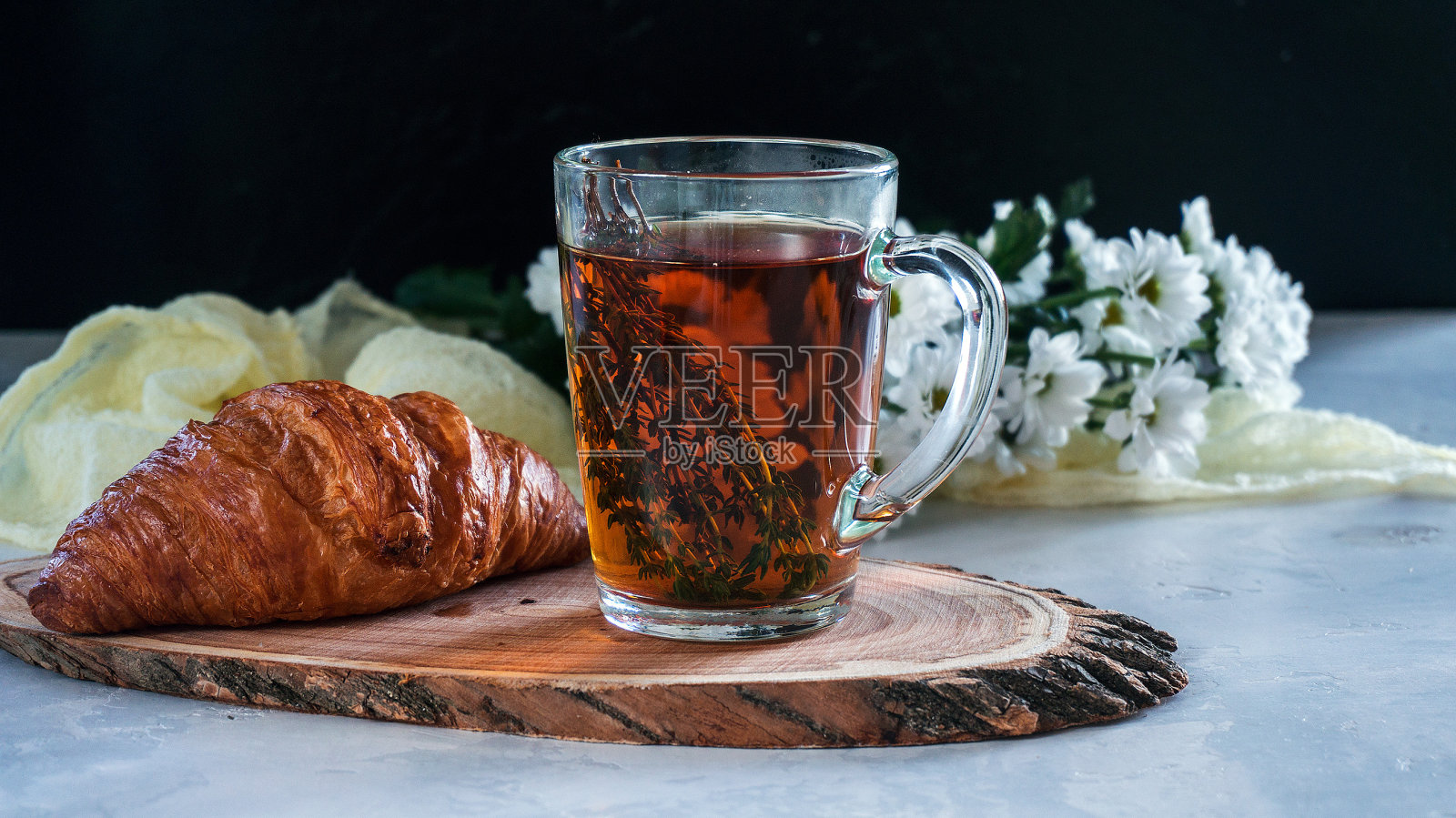 早餐一杯百里香和羊角面包的茶照片摄影图片