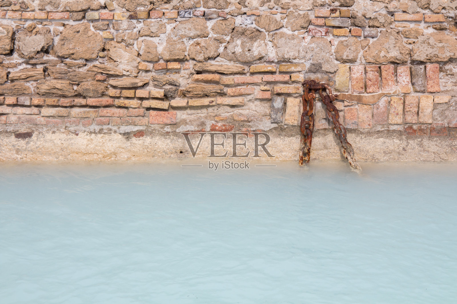 墙上挂着生锈的链子照片摄影图片