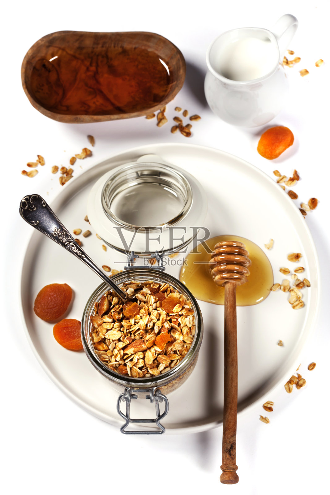 健康早餐-自制燕麦卷，蜂蜜和牛奶照片摄影图片