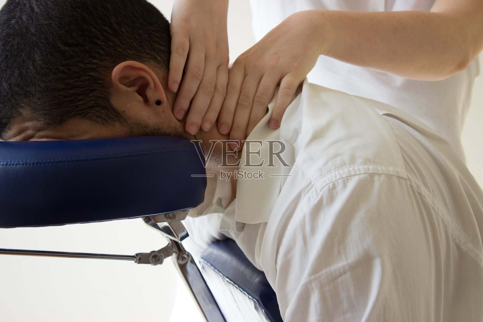 商人接受指压按摩椅照片摄影图片