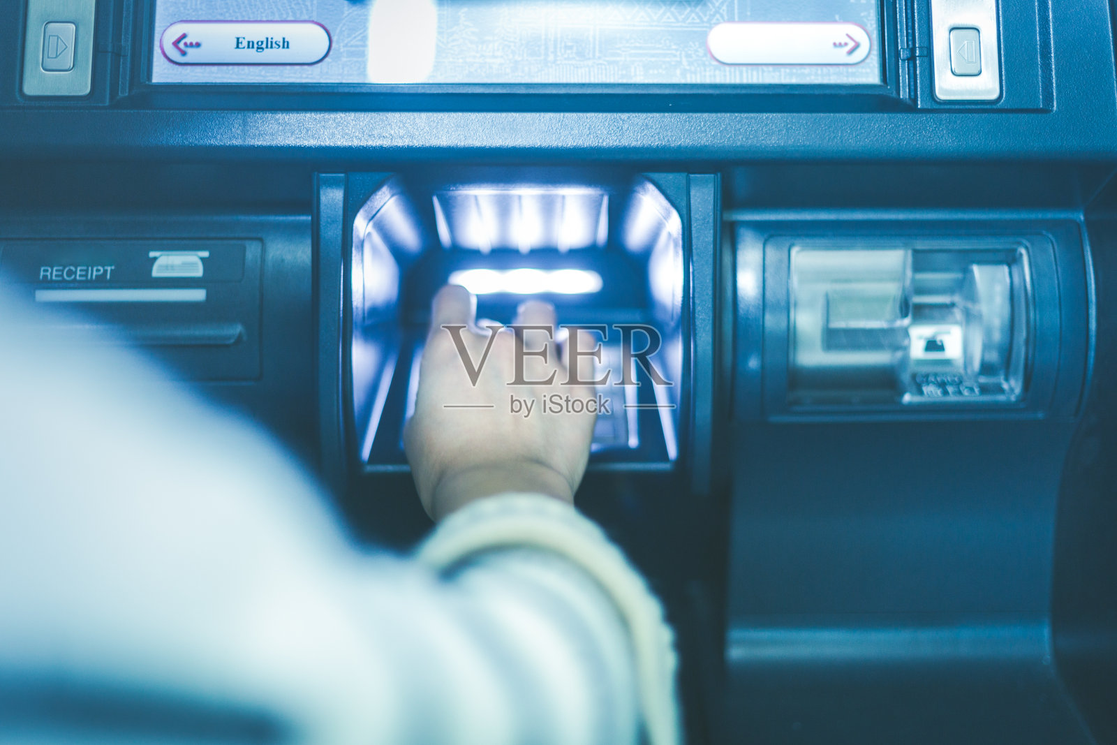 女人在使用自动提款机，近景照片摄影图片