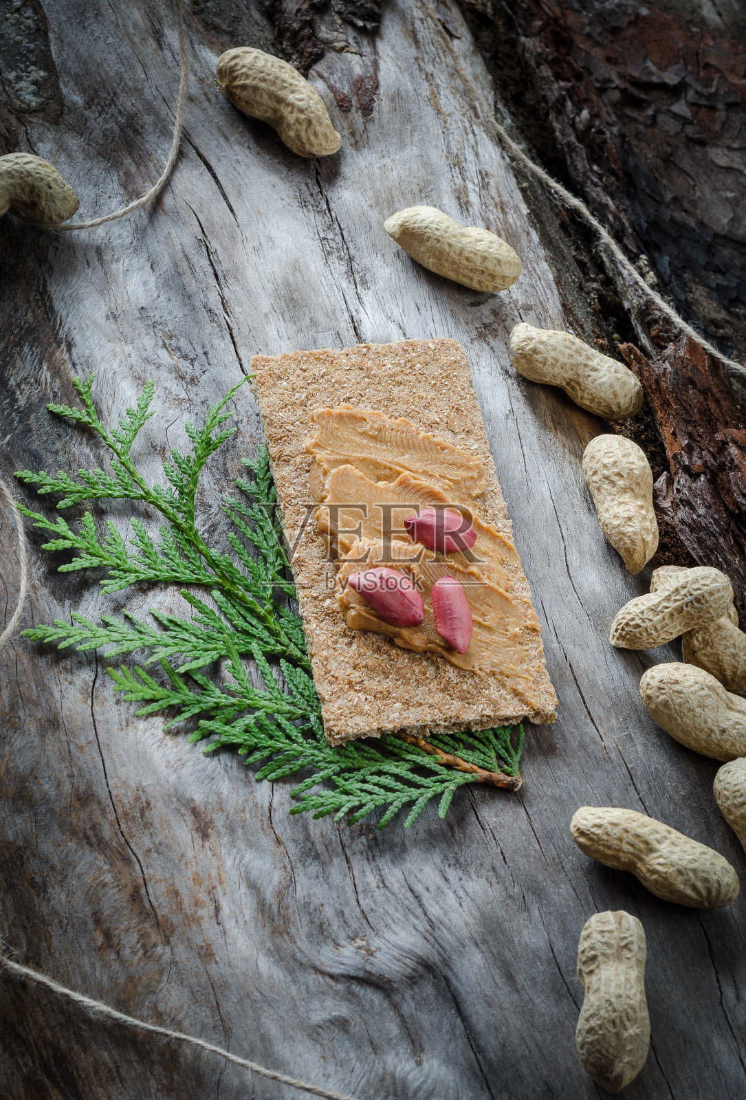 夹着花生酱的三明治，背景是旧木头照片摄影图片
