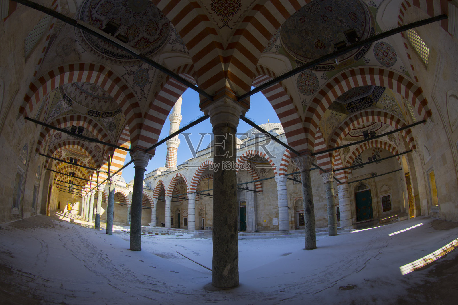 北尼科西亚塞利米耶清真寺周围的街道视图。尼科西亚是塞浦路斯北部最受欢迎的旅游目的地。照片摄影图片