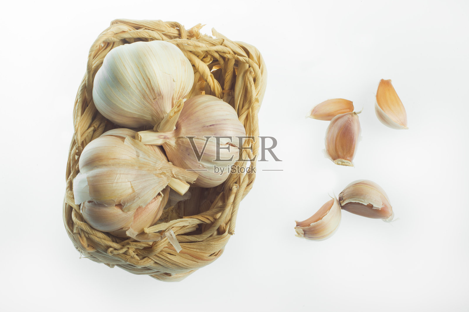 大蒜在一个小篮子里照片摄影图片