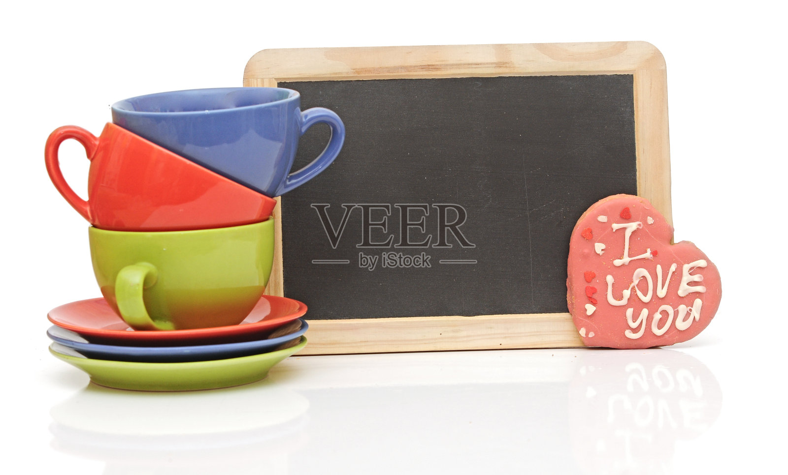 一套彩色杯子与黑板上的白色。下午茶时间照片摄影图片