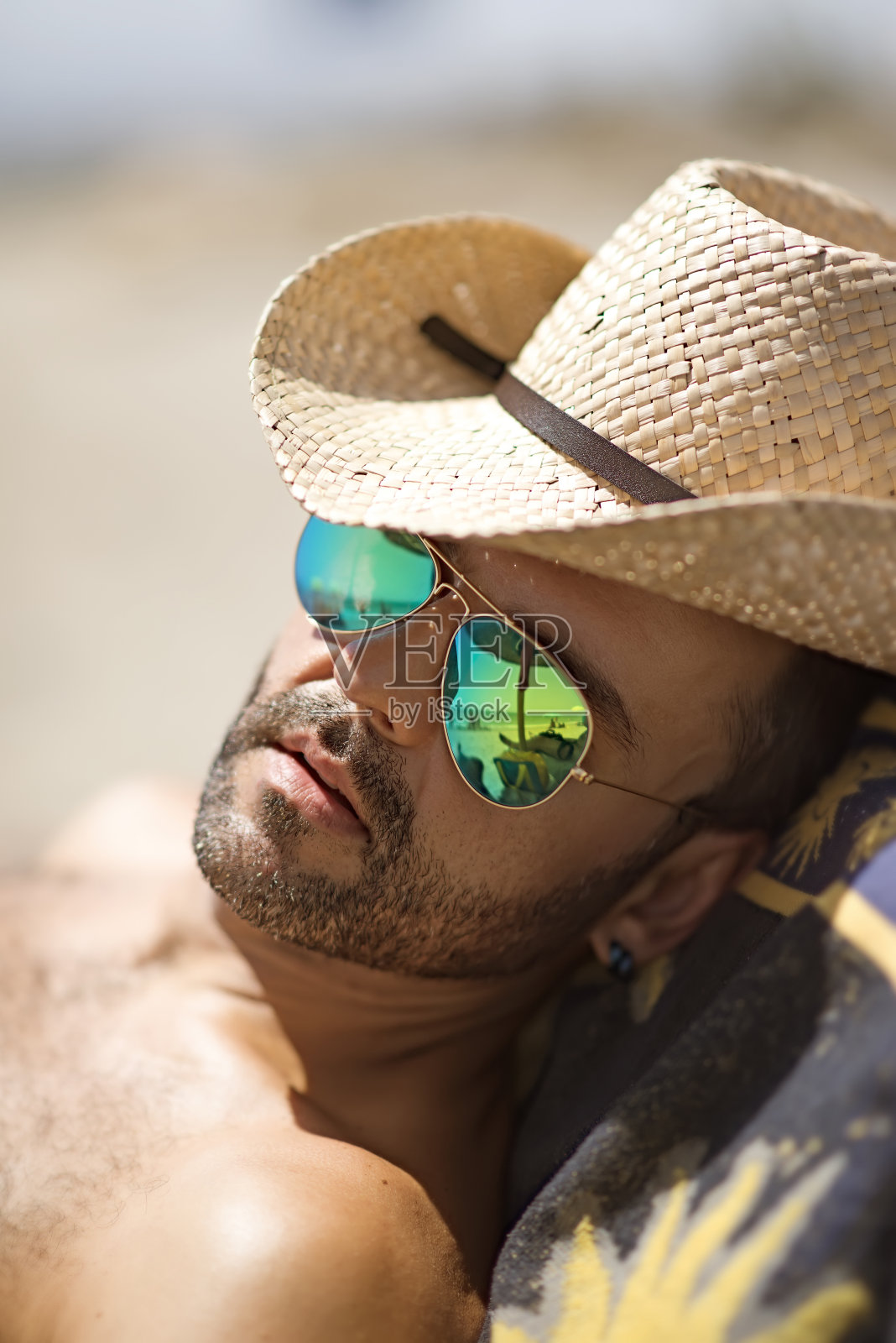 沙滩上的牛仔草帽照片摄影图片