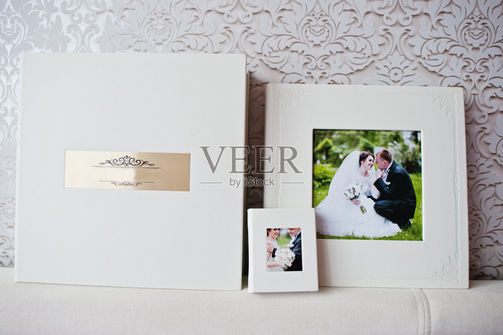 奢华白色经典皮革婚礼书闪光盒。照片摄影图片