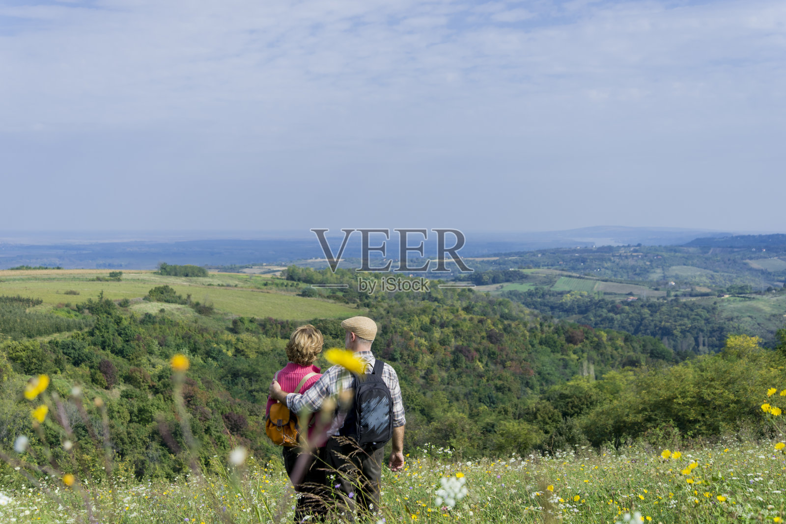 老夫妇在山上照片摄影图片