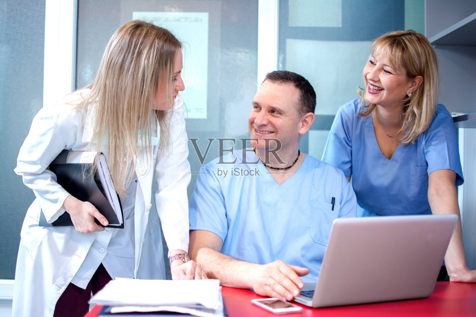 一群医生在医生的办公室里一起工作。照片摄影图片