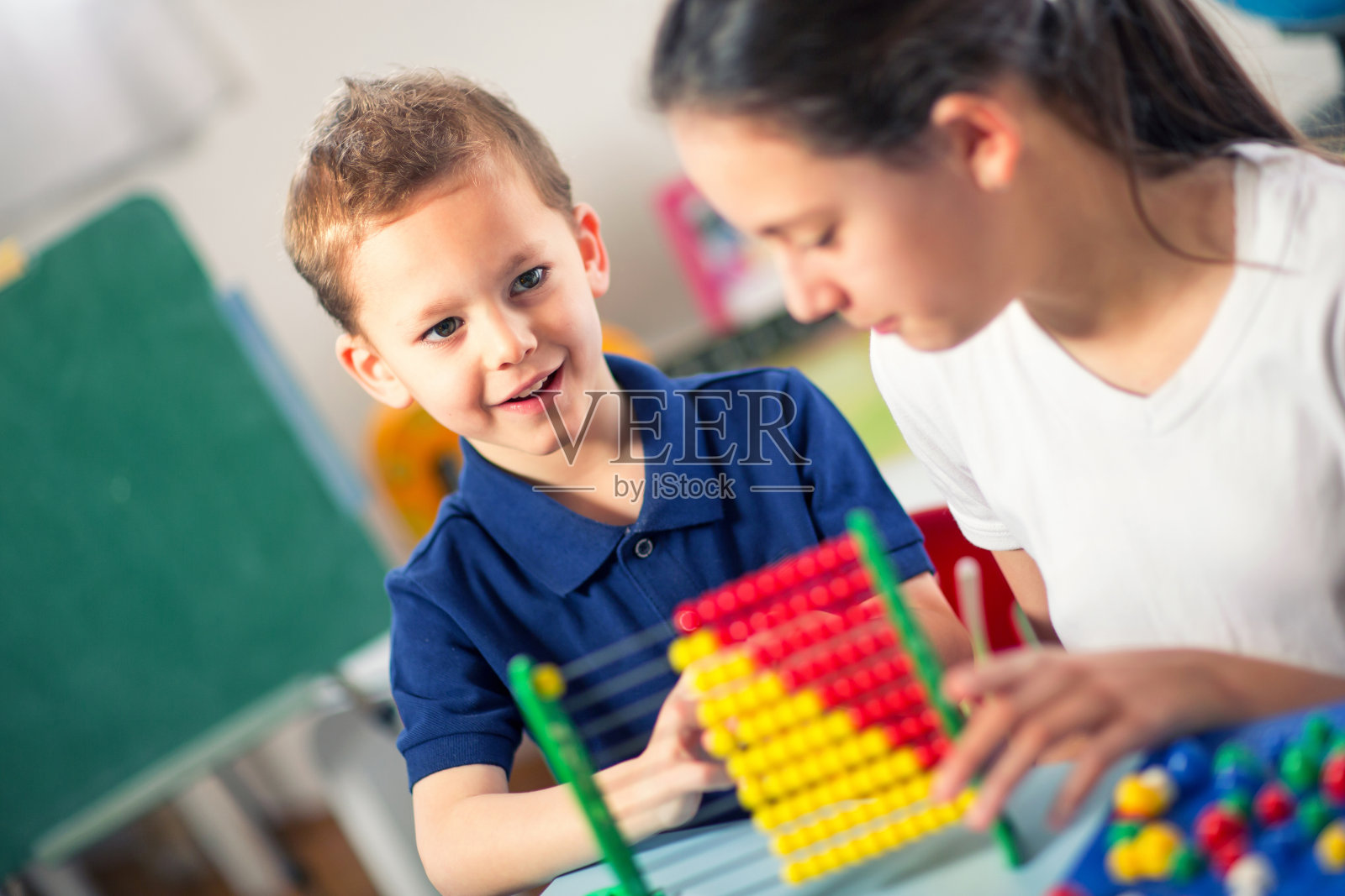 弟弟和妹妹玩彩色算盘照片摄影图片