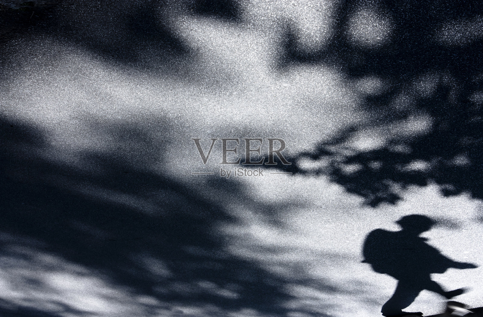 男人与自然的模糊倒影照片摄影图片