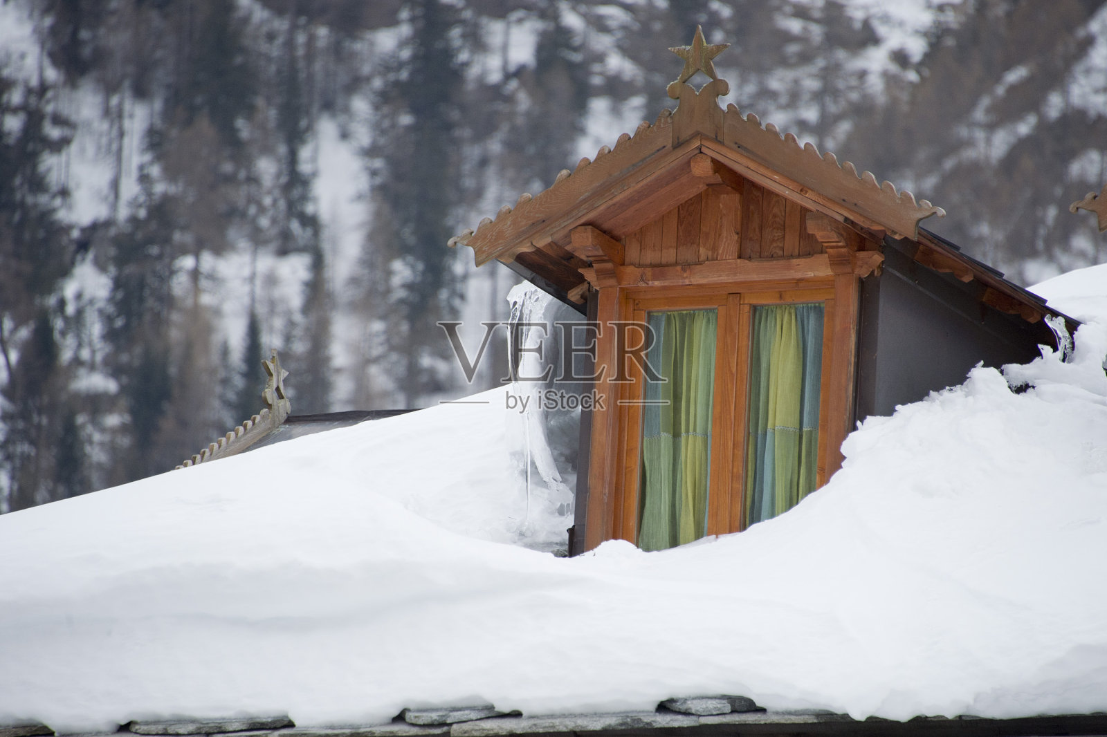 古老的石头小屋窗户与绿色的窗帘照片摄影图片