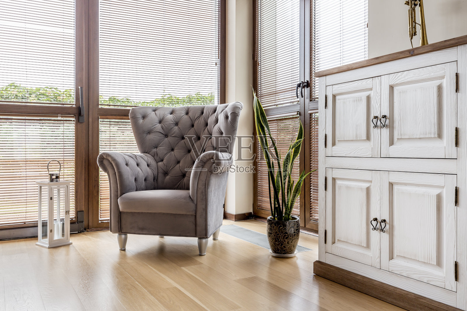 舒适的客厅和舒适的扶手椅照片摄影图片