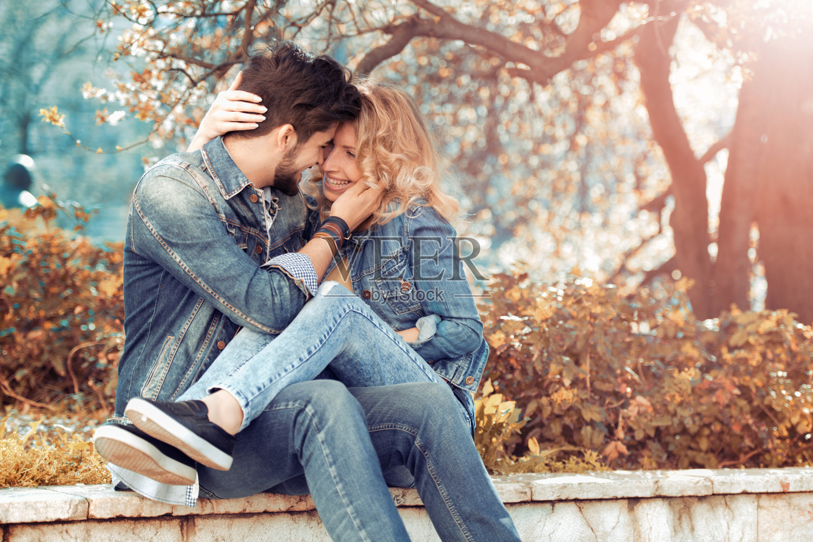 一对在户外相爱的年轻夫妇照片摄影图片