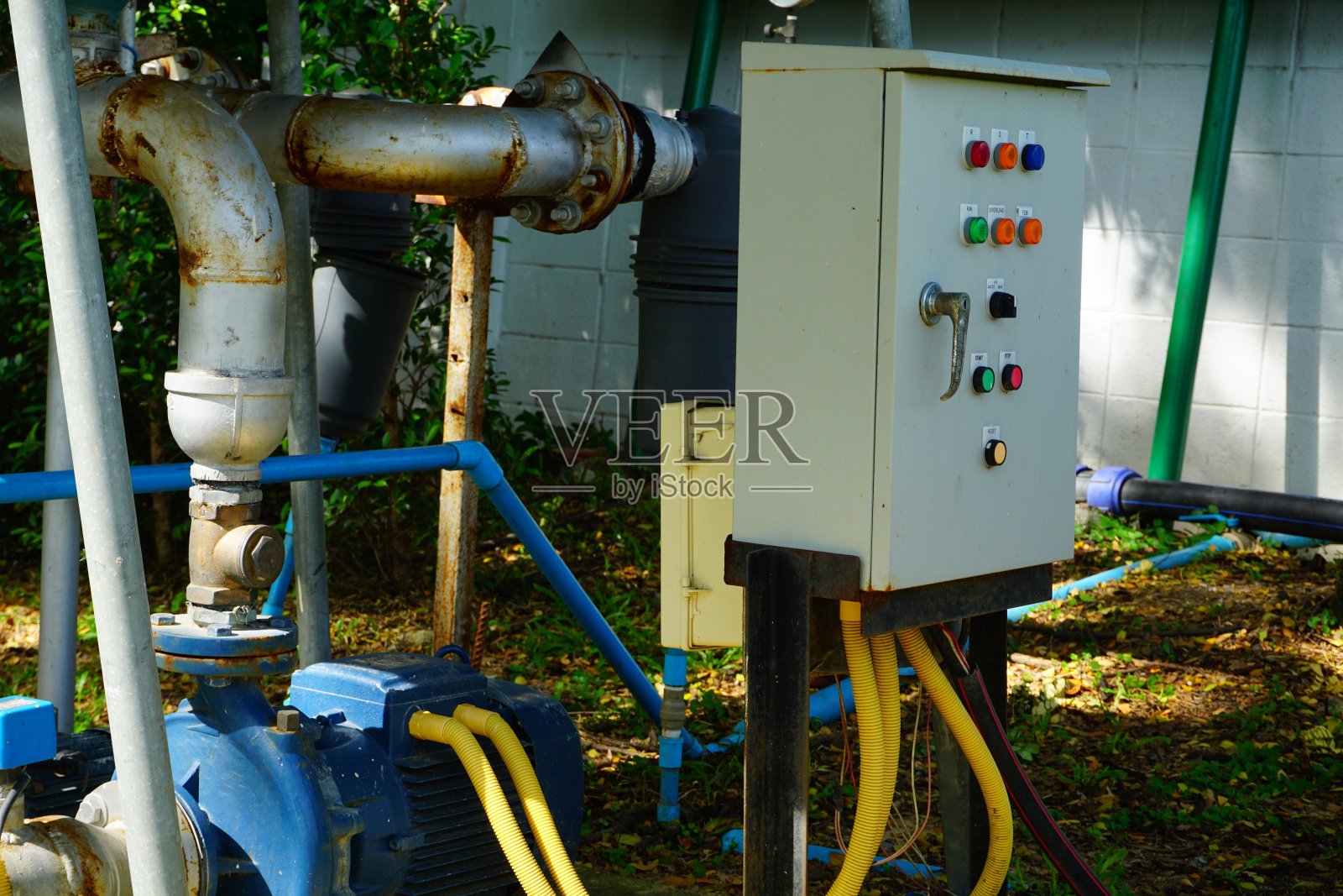混凝土楼板上的水泵系统照片摄影图片