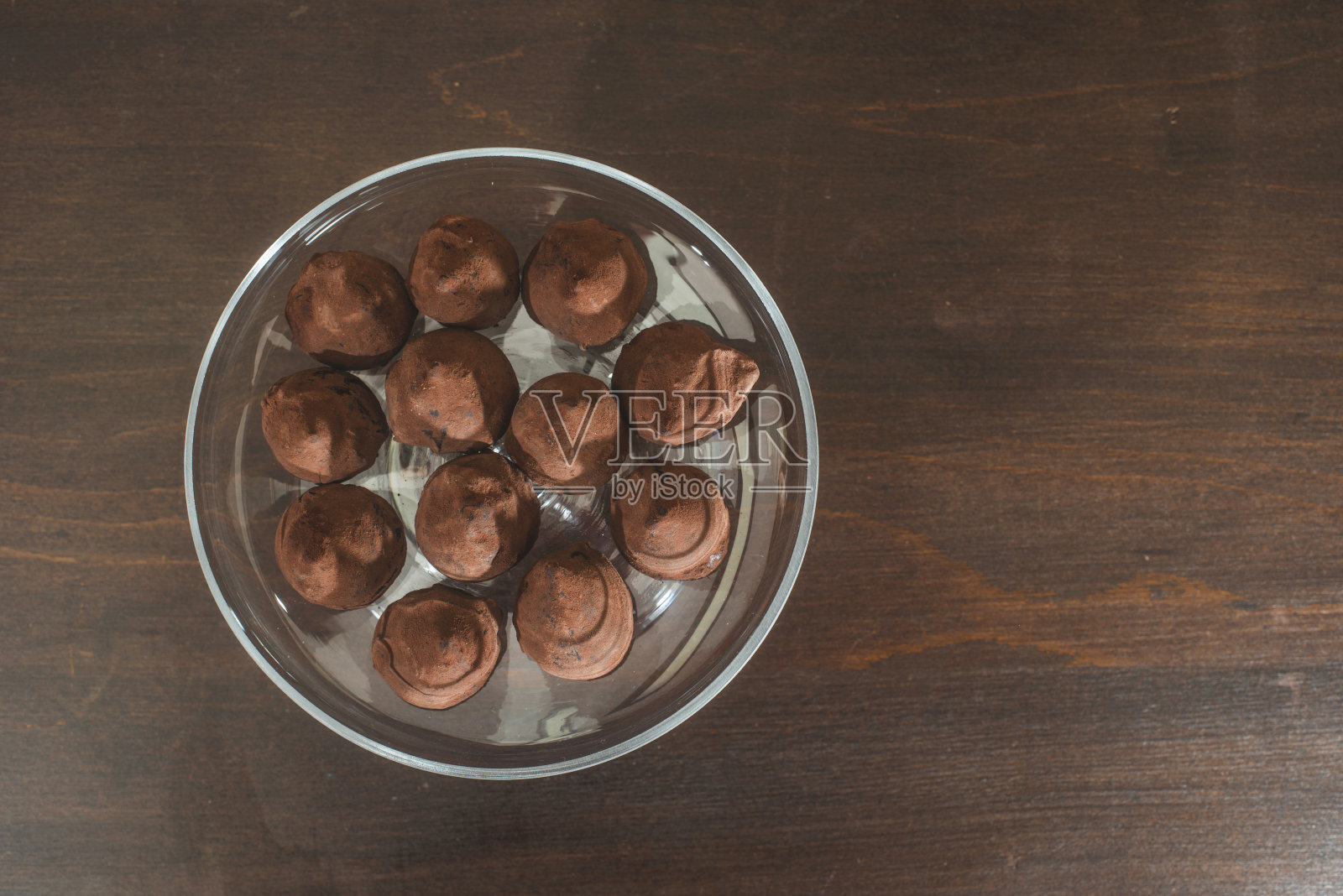 奢华的玻璃盘子里装着巧克力照片摄影图片