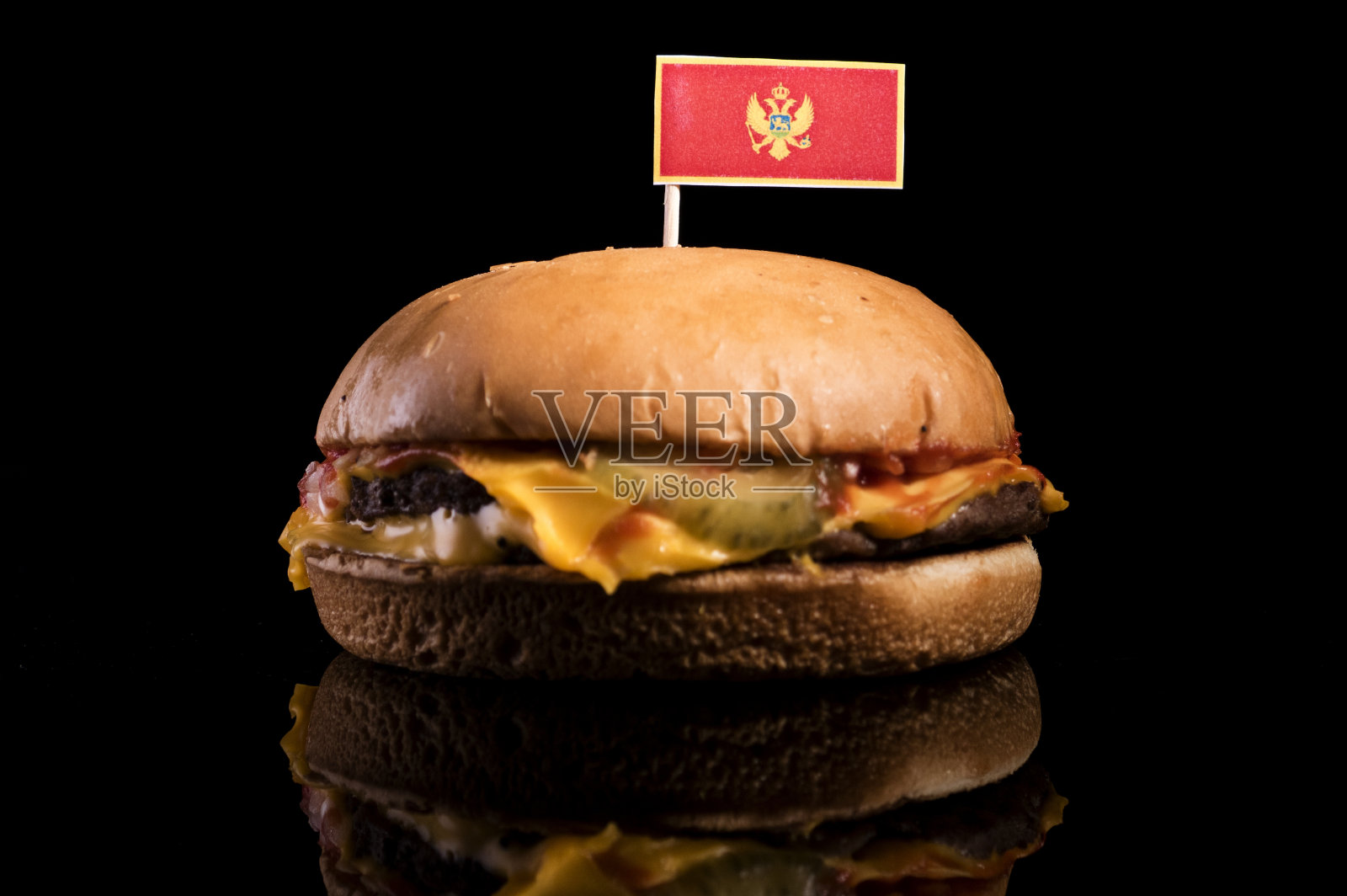 黑山国旗上的汉堡孤立在黑色背景照片摄影图片