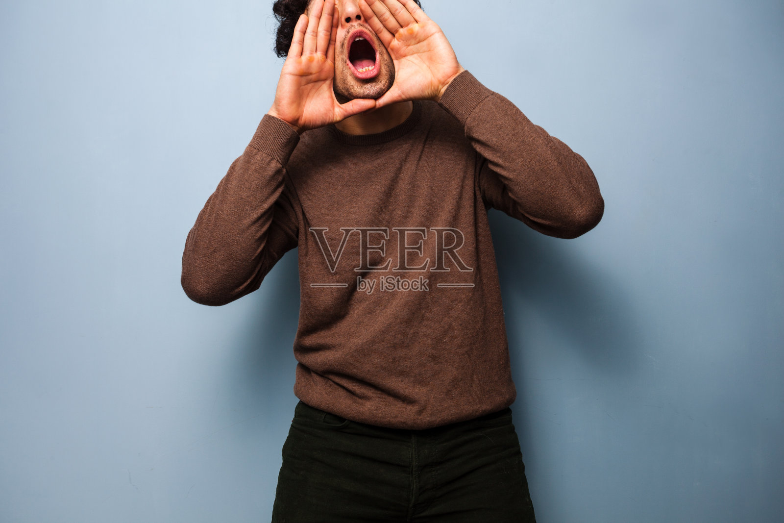 年轻人大声喊叫，想把他的意思讲清楚照片摄影图片