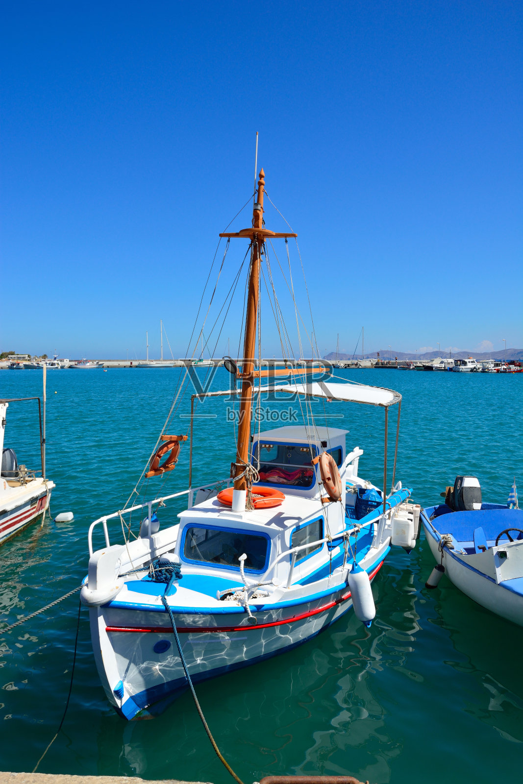 锡提亚的希腊渔船。克里特岛锡提亚港。照片摄影图片