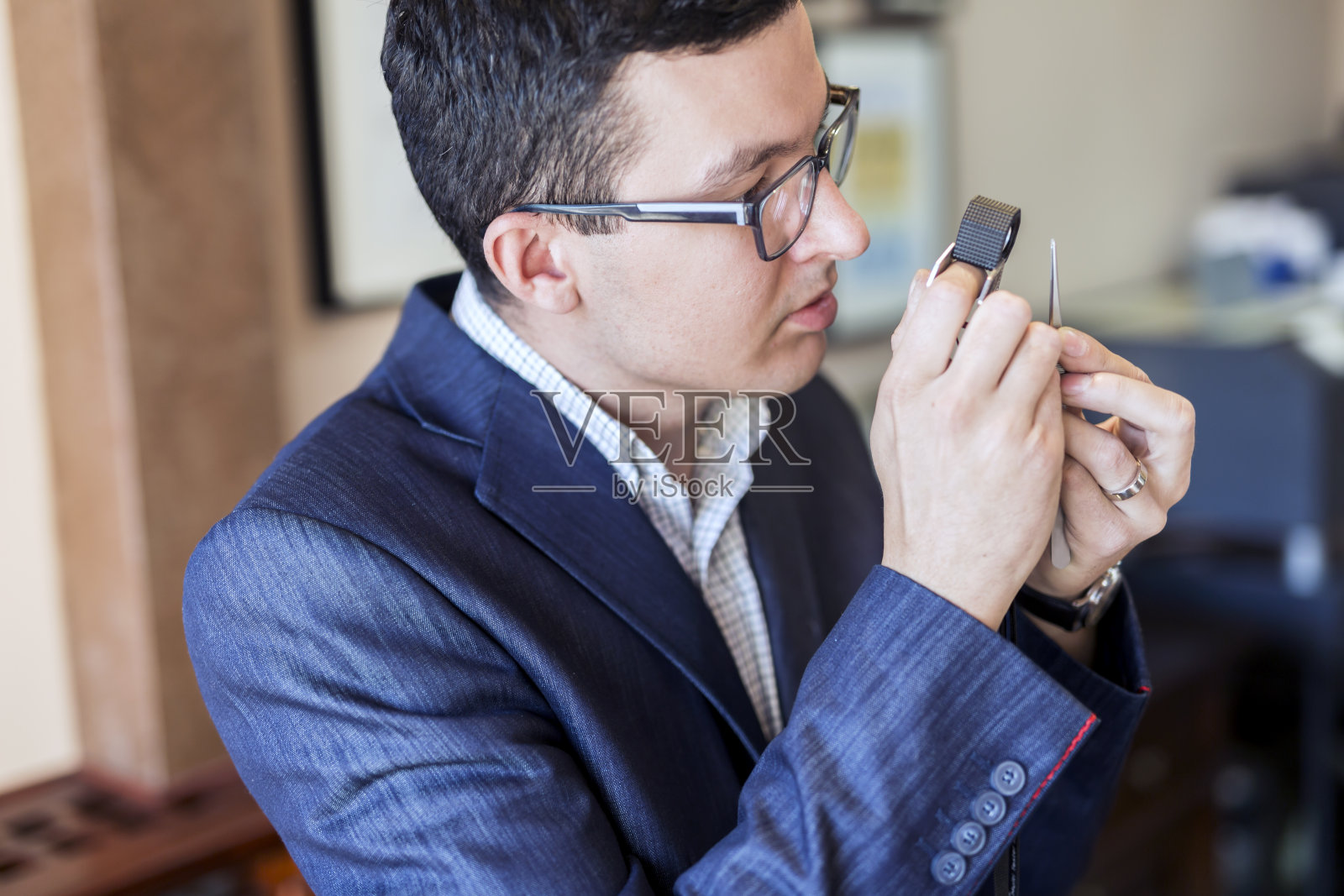 珠宝商通过放大镜检查钻石照片摄影图片