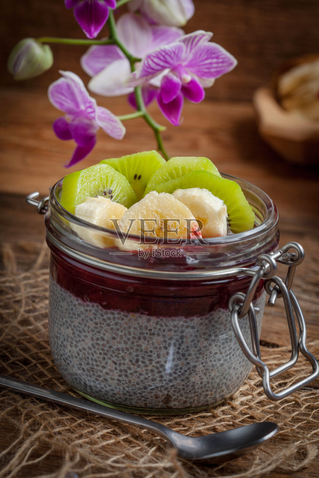 奇异籽布丁配水果。照片摄影图片