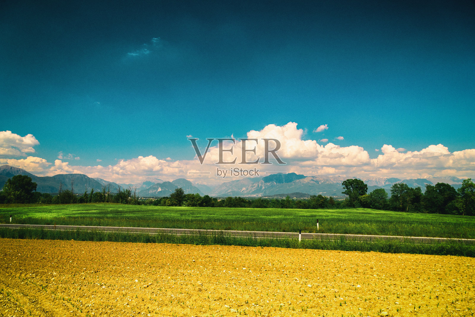 春天里的意大利田野照片摄影图片