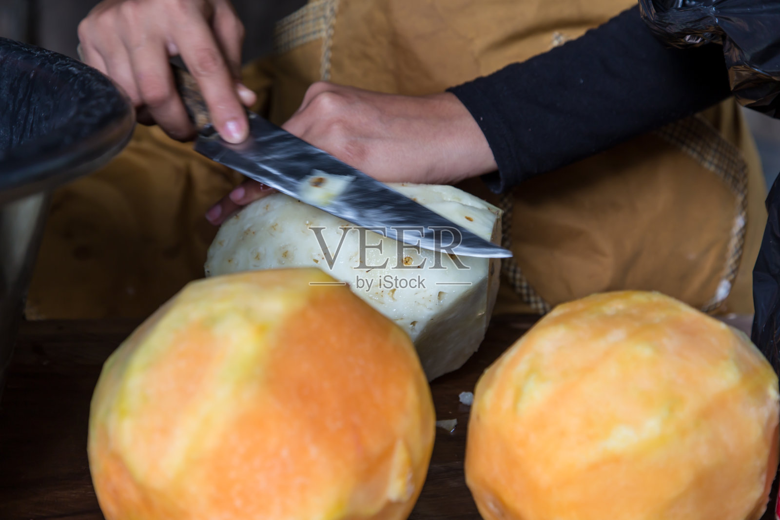 用刀切菠萝的女人照片摄影图片