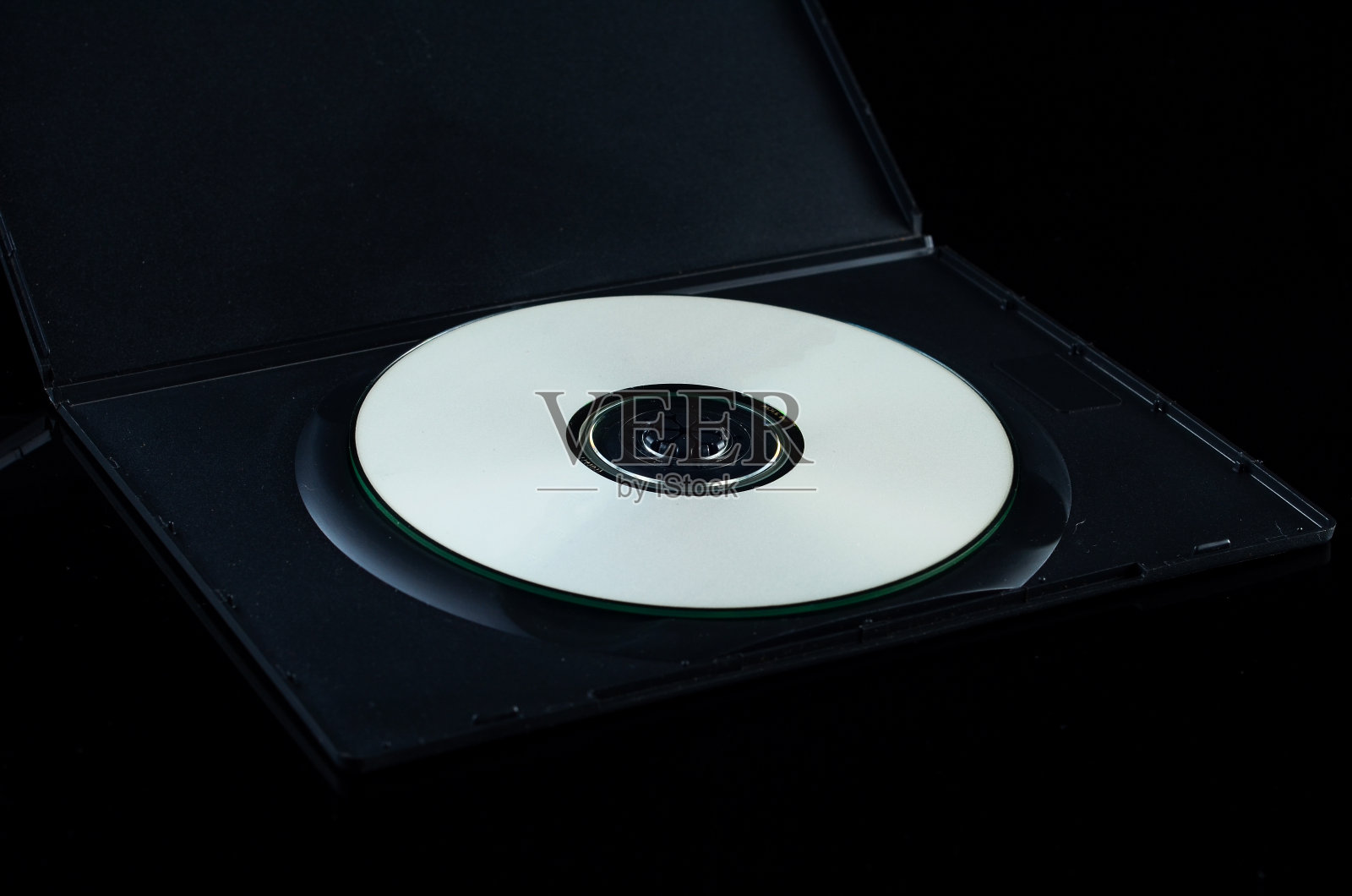 CD DVD与盒子上的黑色背景照片摄影图片
