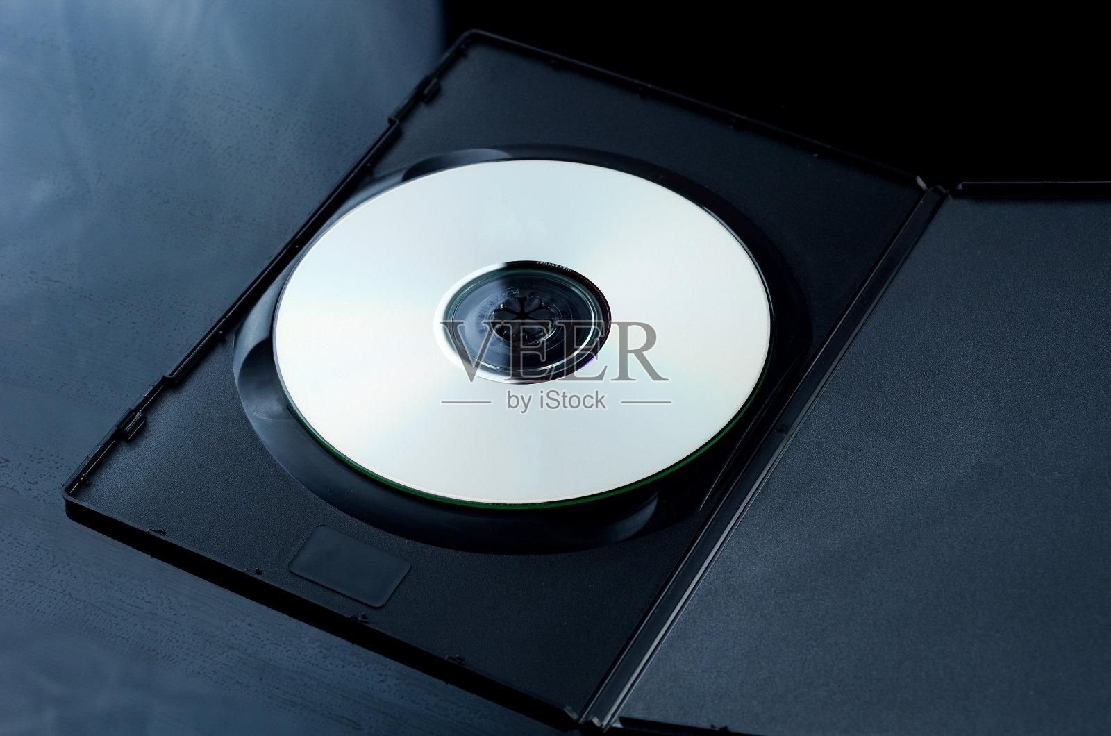 CD DVD与盒子上的黑色背景照片摄影图片
