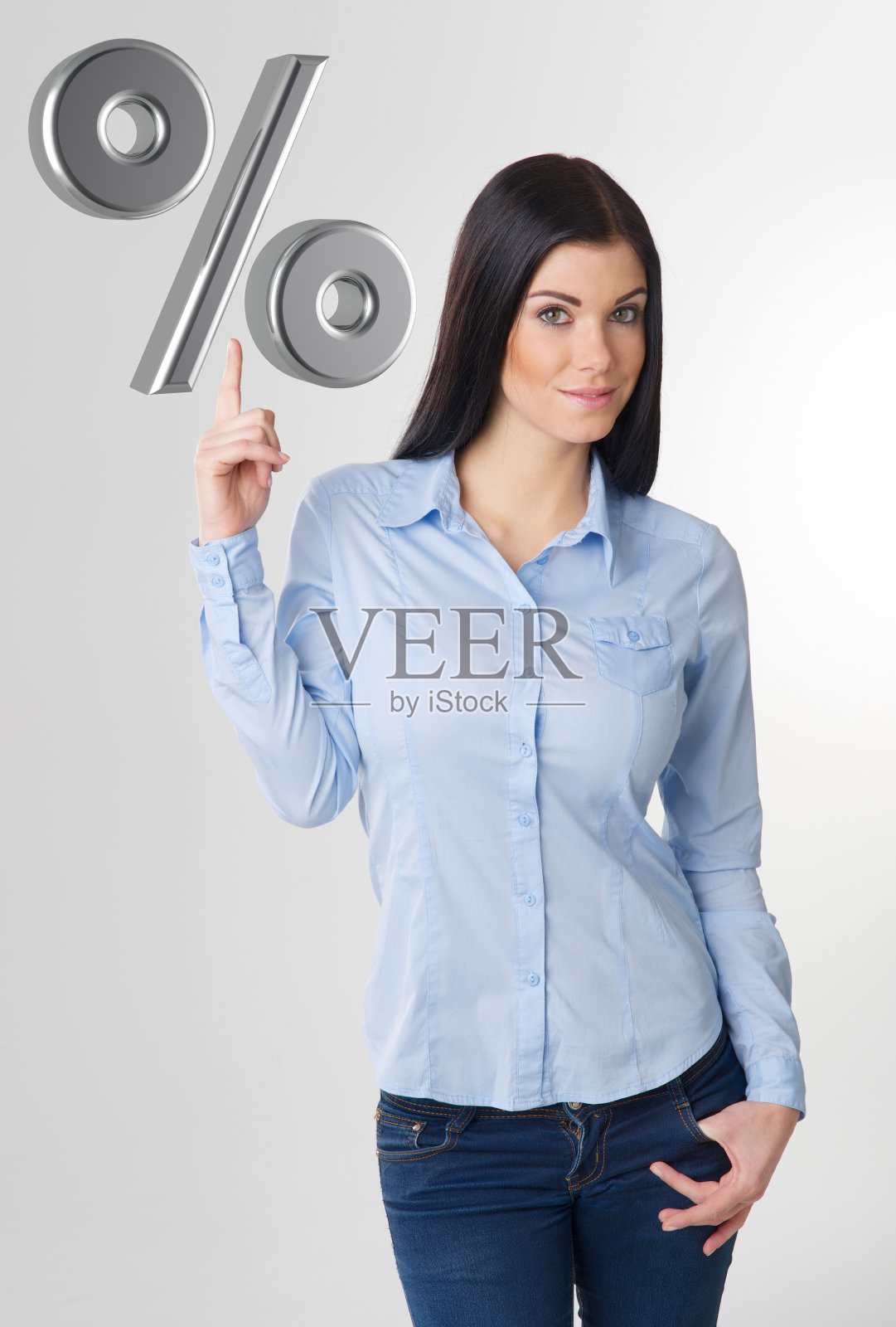 年轻的女商人指着百分之一的标志照片摄影图片