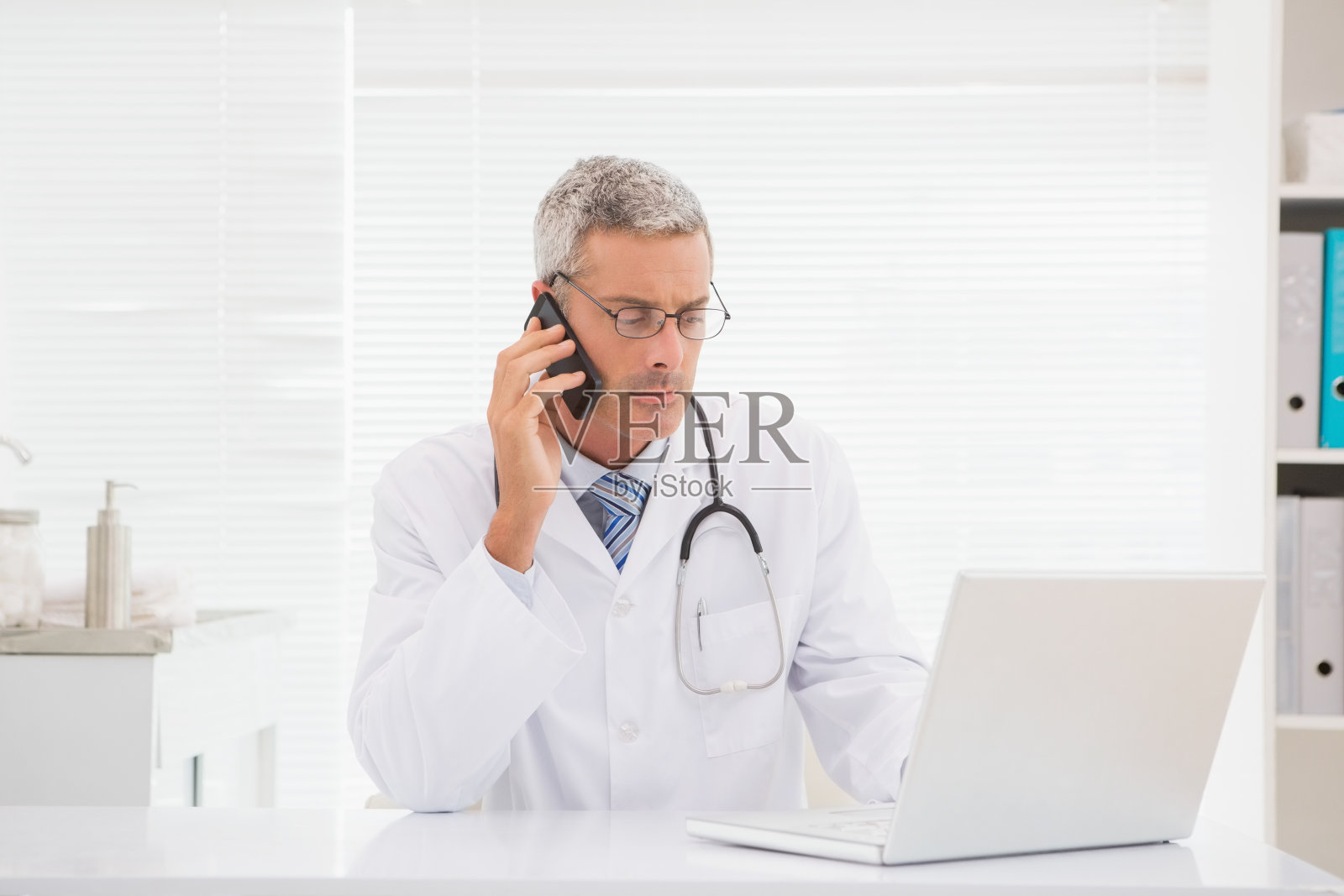 医生打电话和使用电脑照片摄影图片