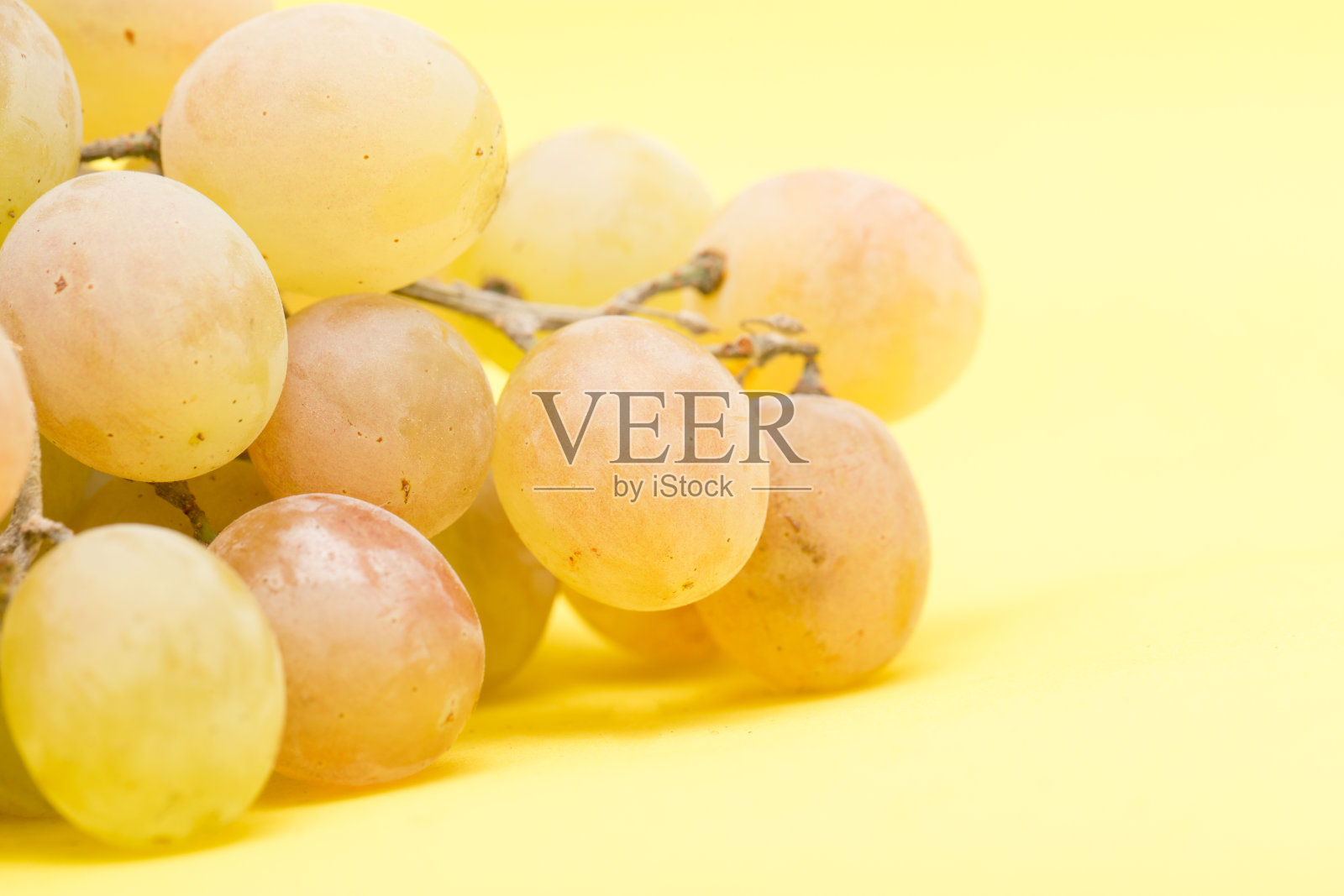 黄色背景上的葡萄照片摄影图片