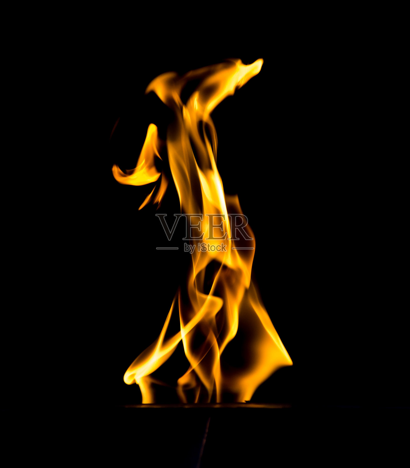 黑色背景上的火焰照片摄影图片