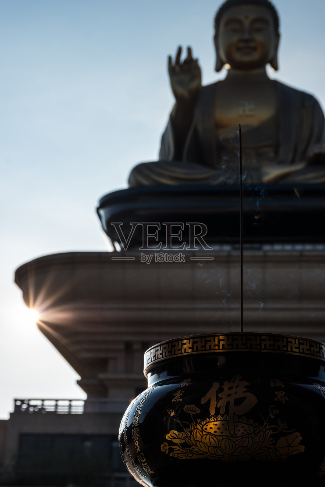 佛光山寺，大佛背景香碗，阳光普照照片摄影图片