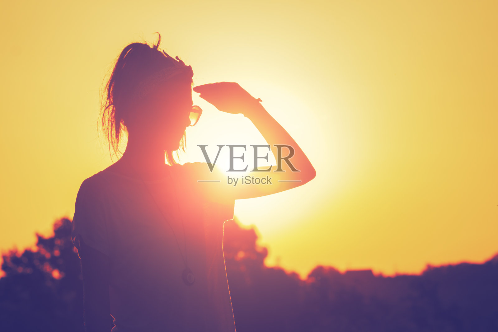 追逐太阳。照片摄影图片